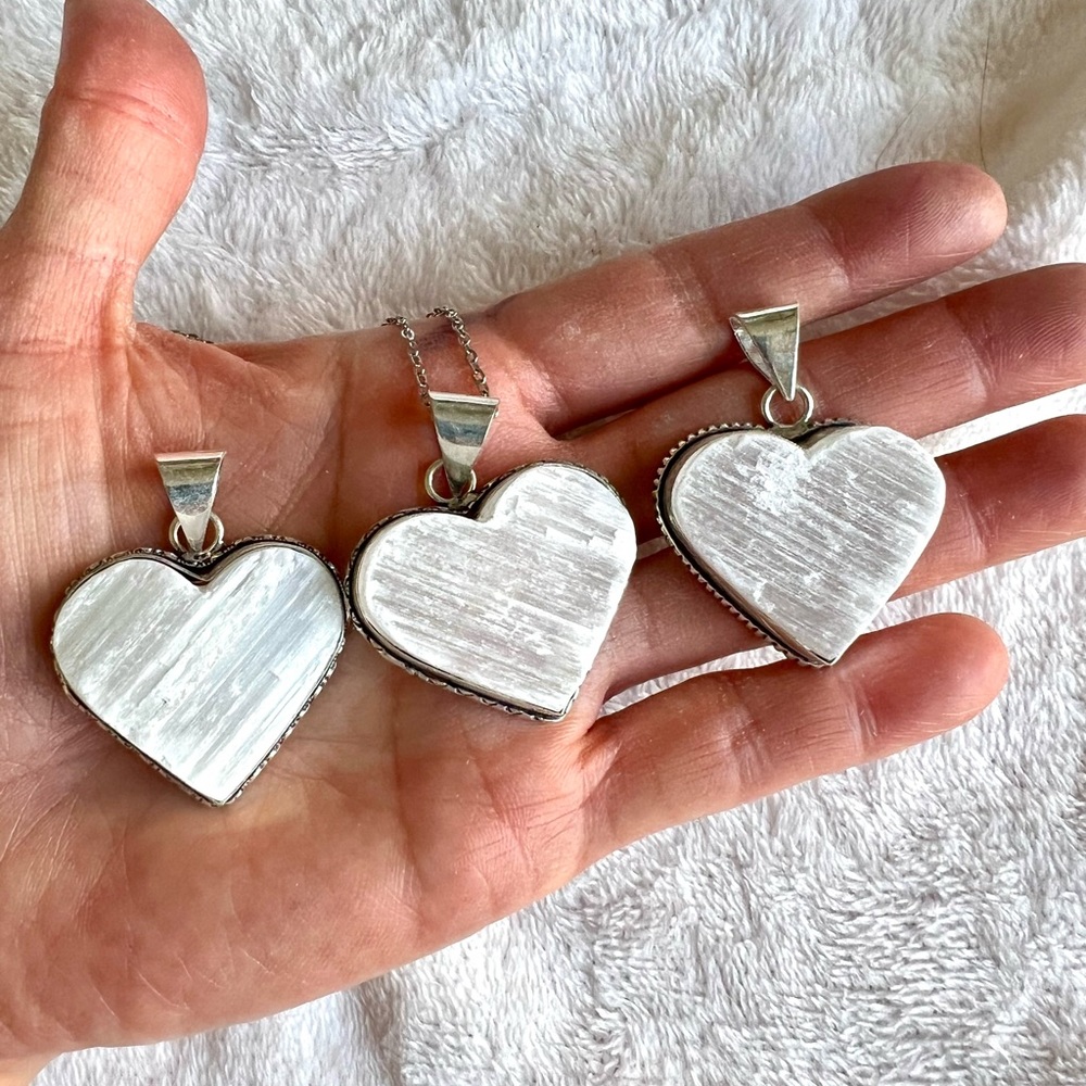 925 New Stock! Raw Selenite ❤️ Heart Pendants Necklace - Picture 2 of 4